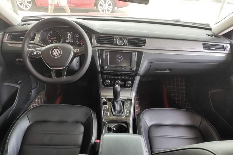 Used Volkswagen Passat 2017 330TSI DSG Luxury Edition Center Console