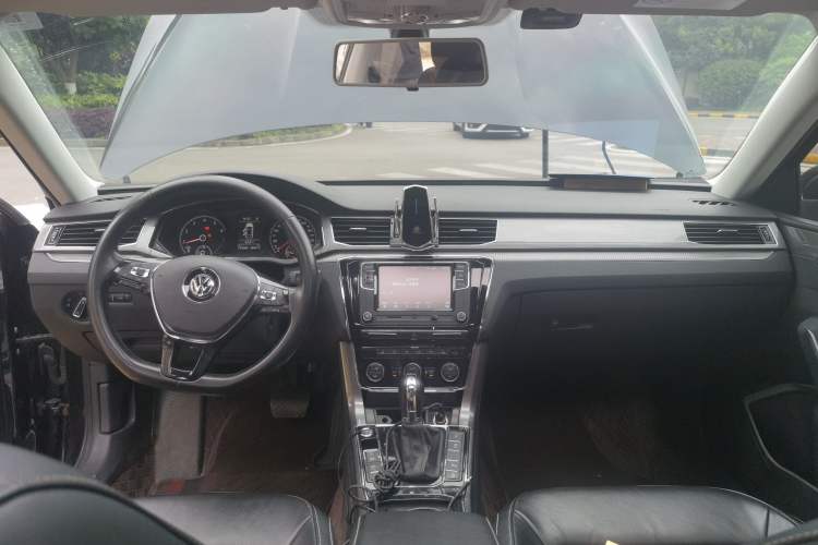 Used Volkswagen Passat 2017 330TSI DSG Luxury Edition Center Console