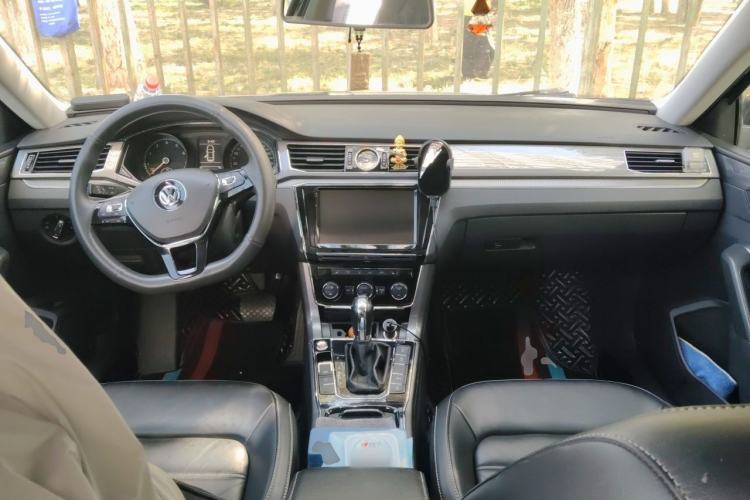 Used Volkswagen Passat 2017 330TSI DSG Luxury Edition Center Console
