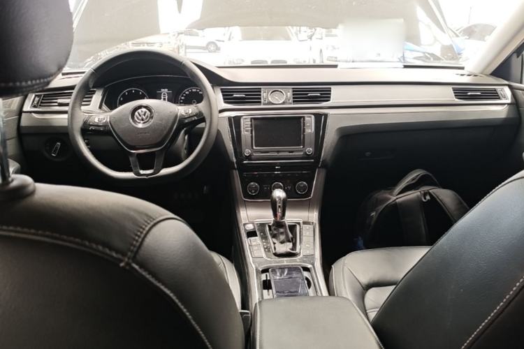 Used Volkswagen Passat 2017 330TSI DSG Luxury Edition Center Console