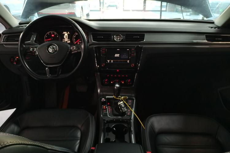 Used Volkswagen Passat 2017 330TSI DSG Luxury Edition Center Console