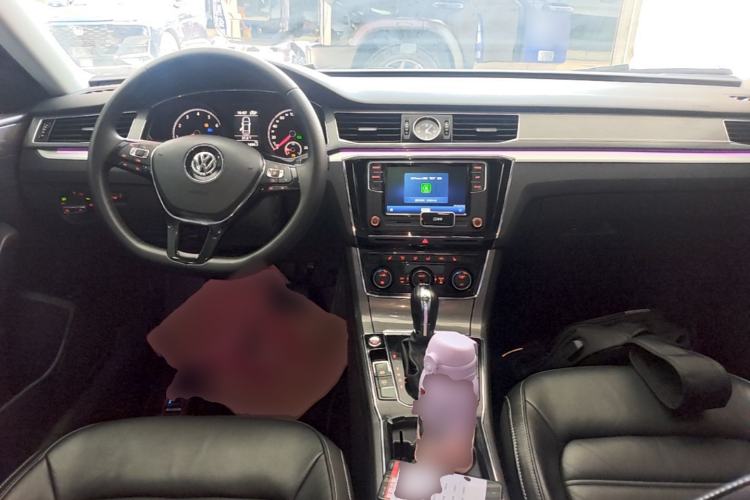 Used Volkswagen Passat 2017 330TSI DSG Luxury Edition Center Console