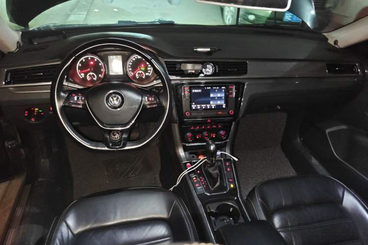 Used Volkswagen Passat 2017 330TSI DSG Luxury Edition Center Console