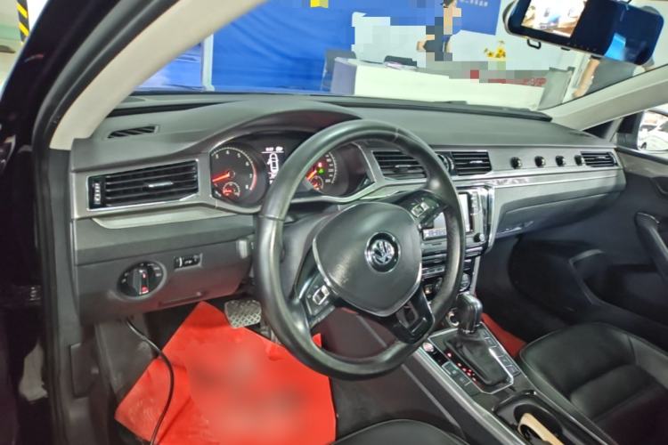 Used Volkswagen Passat 2017 330TSI DSG Luxury Edition Center Console
