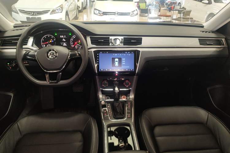 Used Volkswagen Passat 2017 280TSI DSG Luxury Edition Center Console