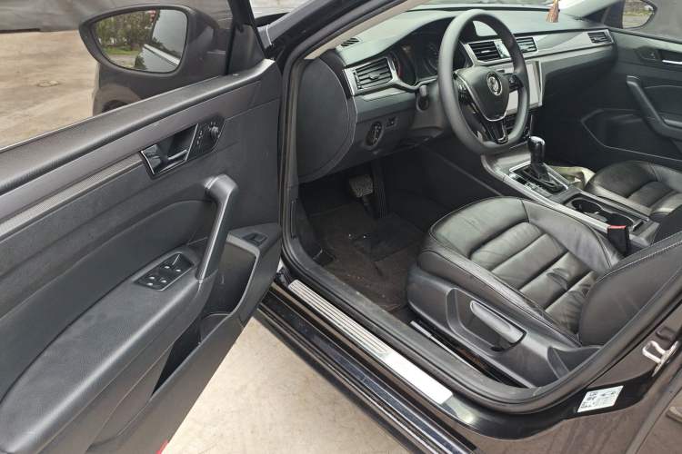 Used Volkswagen Passat 2017 330TSI DSG Luxury Edition Driver Seat