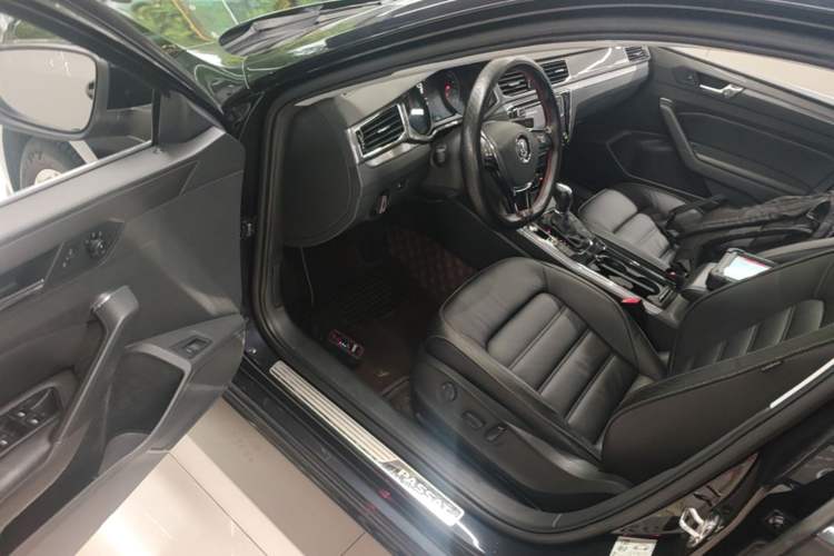 Used Volkswagen Passat 2017 330TSI DSG Luxury Edition Driver Seat