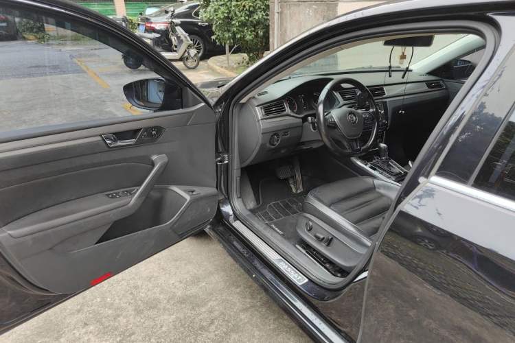 Used Volkswagen Passat 2017 330TSI DSG Luxury Edition Driver Seat