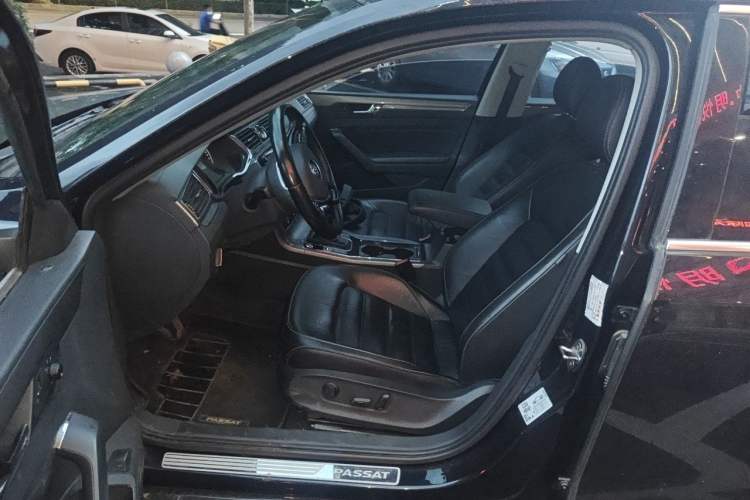 Used Volkswagen Passat 2017 330TSI DSG Luxury Edition Driver Seat