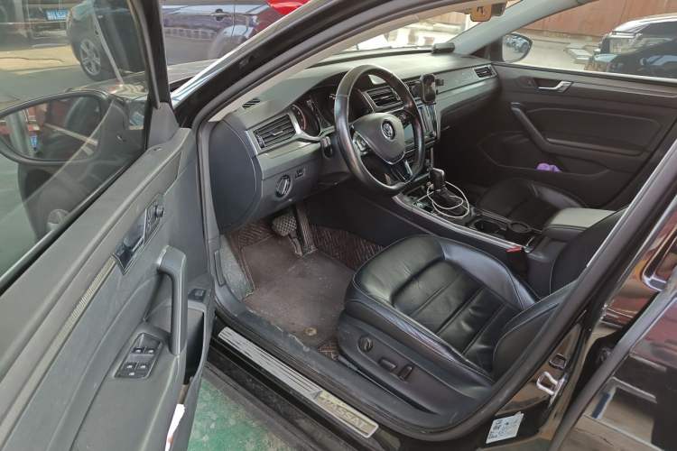 Used Volkswagen Passat 2017 330TSI DSG Luxury Edition Driver Seat