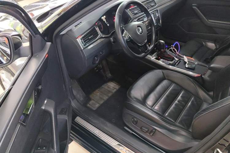 Used Volkswagen Passat 2017 330TSI DSG Luxury Edition Driver Seat