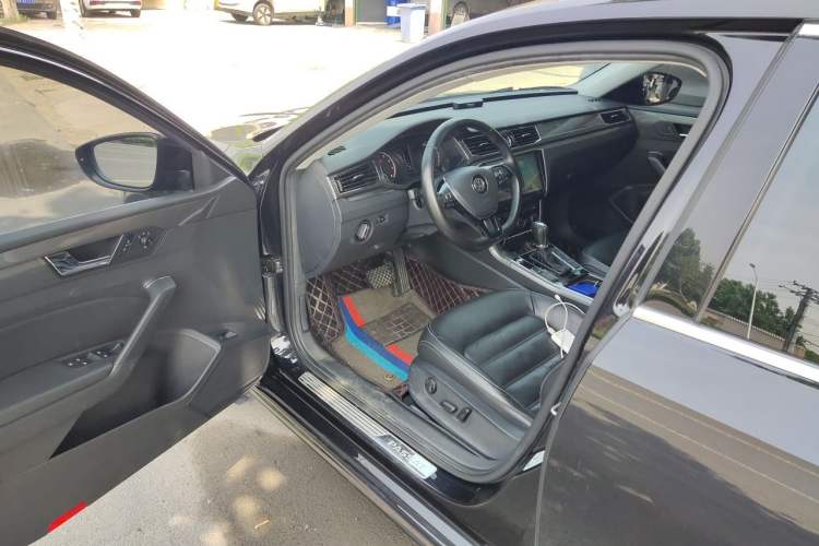 Used Volkswagen Passat 2017 330TSI DSG Luxury Edition Driver Seat