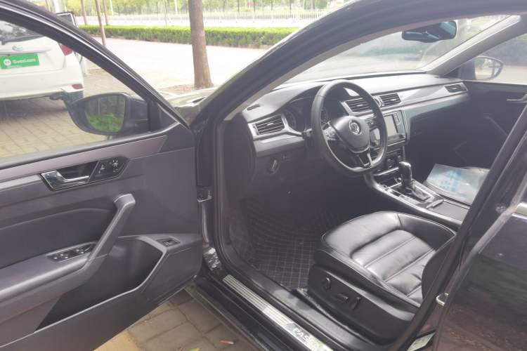 Used Volkswagen Passat 2017 330TSI DSG Luxury Edition Driver Seat
