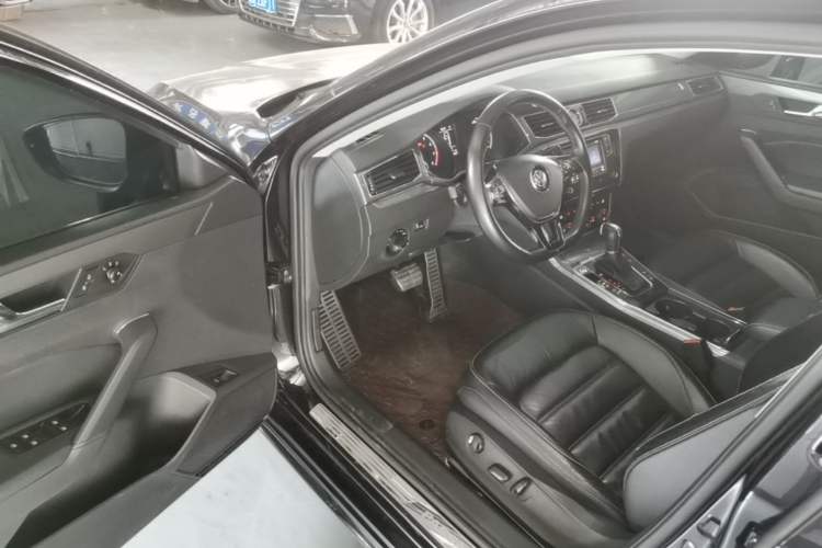 Used Volkswagen Passat 2017 330TSI DSG Luxury Edition Driver Seat