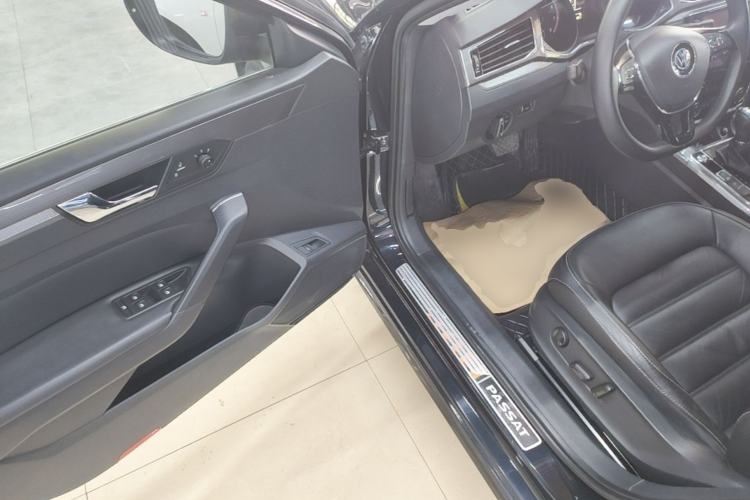 Used Volkswagen Passat 2017 330TSI DSG Luxury Edition Driver Seat