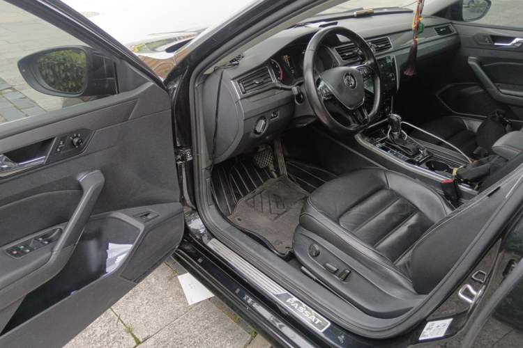 Used Volkswagen Passat 2017 330TSI DSG Luxury Edition Driver Seat