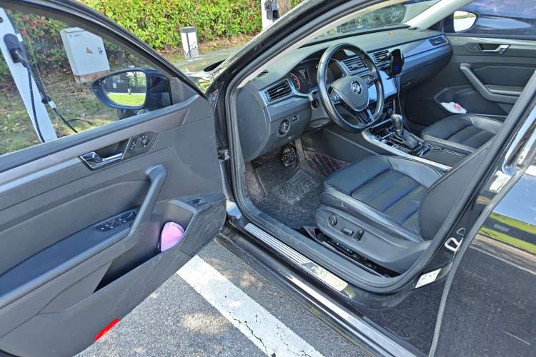 Used Volkswagen Passat 2017 330TSI DSG Luxury Edition Driver Seat