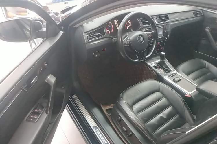 Used Volkswagen Passat 2017 330TSI DSG Luxury Edition Driver Seat