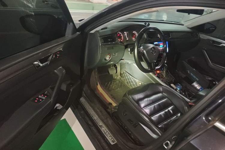 Used Volkswagen Passat 2017 330TSI DSG Luxury Edition Driver Seat