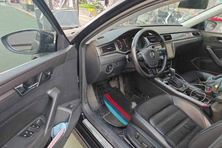 Used Volkswagen Passat 2017 330TSI DSG Luxury Edition Driver Seat