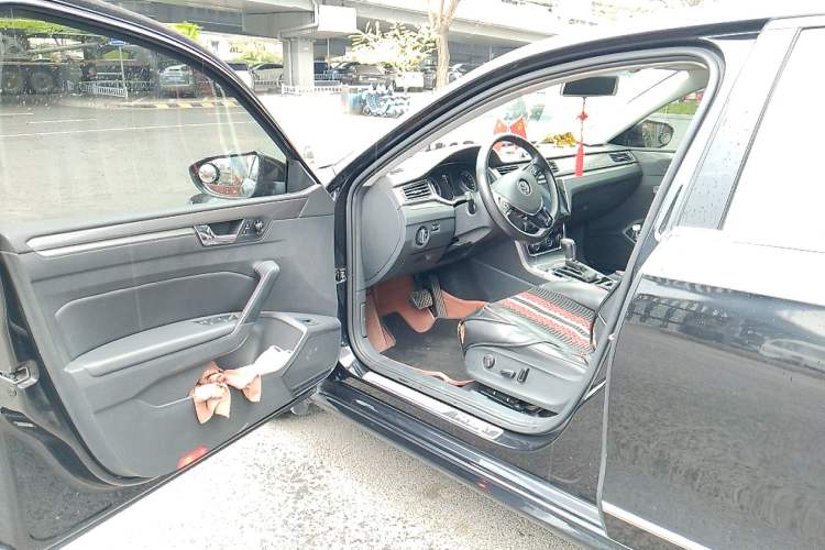 Used Volkswagen Passat 2017 330TSI DSG Luxury Edition Driver Seat
