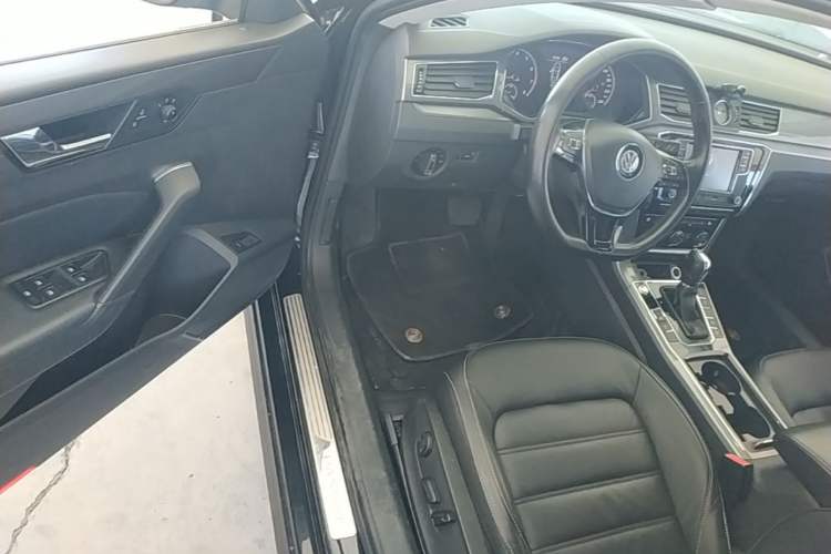 Used Volkswagen Passat 2017 330TSI DSG Luxury Edition Driver Seat