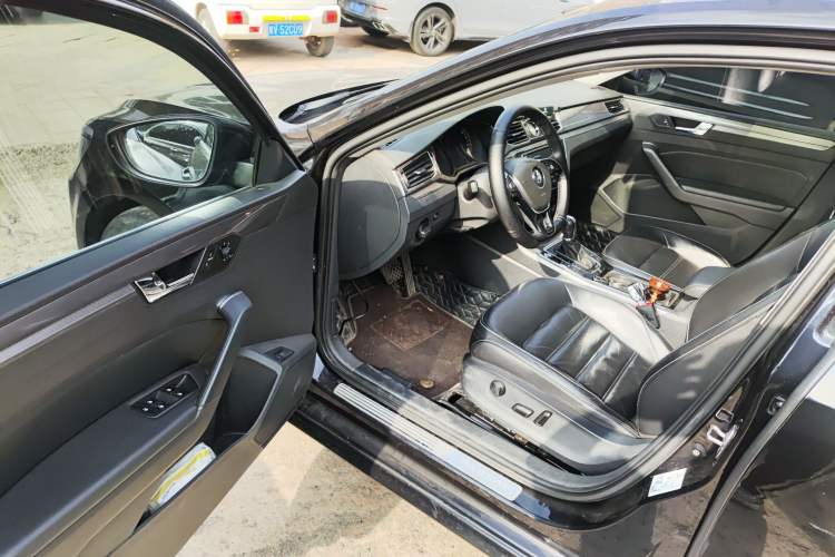 Used Volkswagen Passat 2017 280TSI DSG Luxury Edition Driver Seat