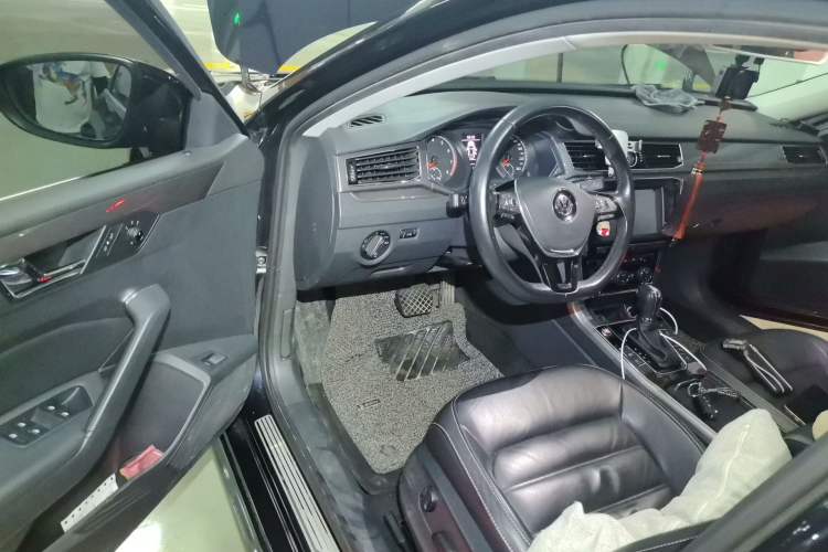 Used Volkswagen Passat 2017 330TSI DSG Luxury Edition Driver Seat