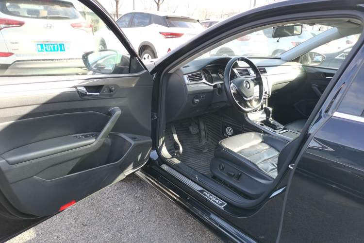 Used Volkswagen Passat 2017 330TSI DSG Luxury Edition Driver Seat