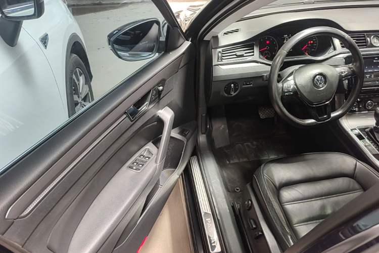 Used Volkswagen Passat 2017 330TSI DSG Luxury Edition Driver Seat