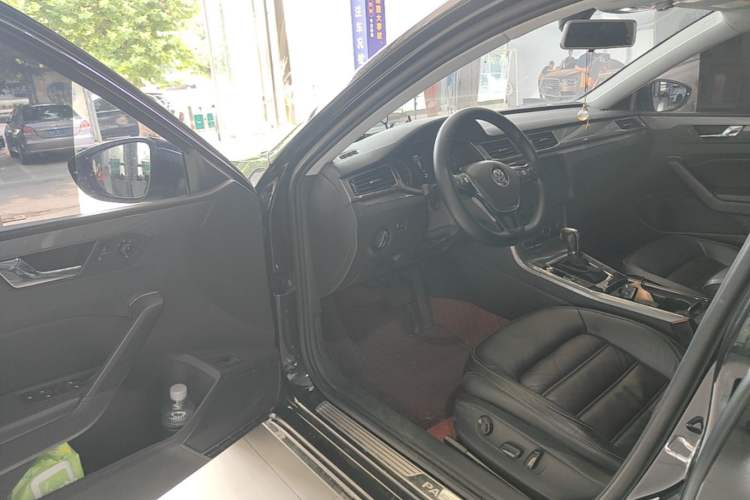 Used Volkswagen Passat 2017 330TSI DSG Luxury Edition Driver Seat