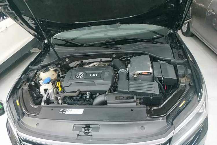 Used Volkswagen Passat 2017 330TSI DSG Luxury Edition Engine Bay