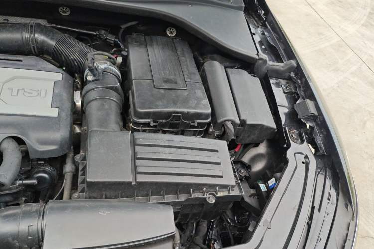 Used Volkswagen Passat 2017 330TSI DSG Luxury Edition Engine Bay Left