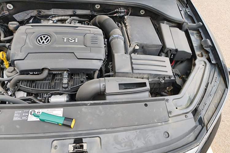 Used Volkswagen Passat 2017 330TSI DSG Luxury Edition Engine Bay Left