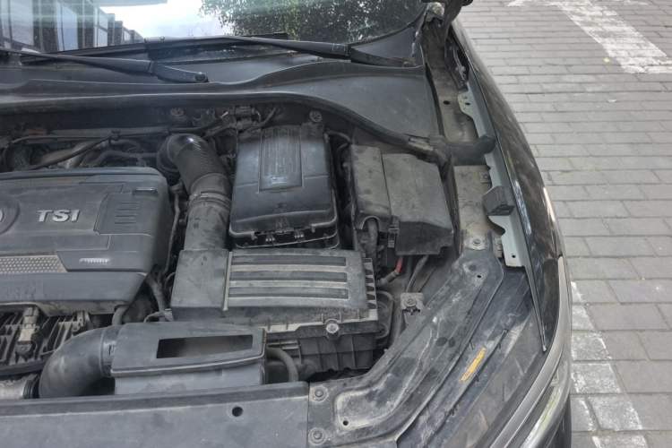 Used Volkswagen Passat 2017 330TSI DSG Luxury Edition Engine Bay Left
