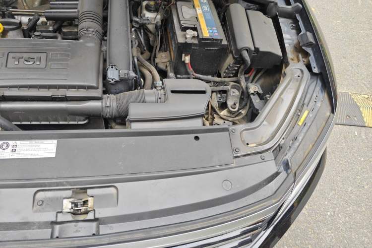Used Volkswagen Passat 2017 280TSI DSG Luxury Edition Engine Bay Left