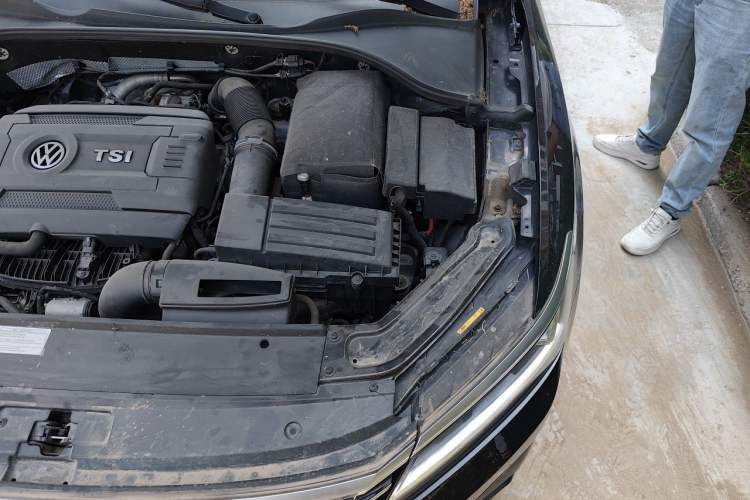 Used Volkswagen Passat 2017 330TSI DSG Luxury Edition Engine Bay Left