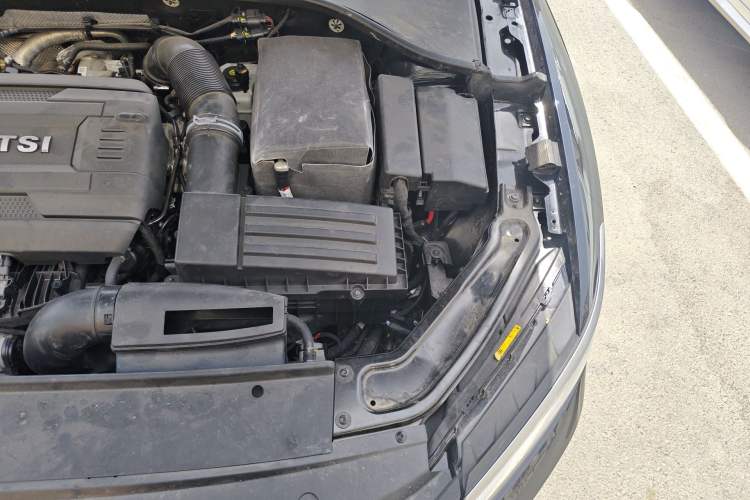 Used Volkswagen Passat 2017 330TSI DSG Luxury Edition Engine Bay Left