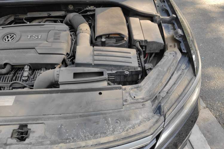 Used Volkswagen Passat 2017 330TSI DSG Luxury Edition Engine Bay Left