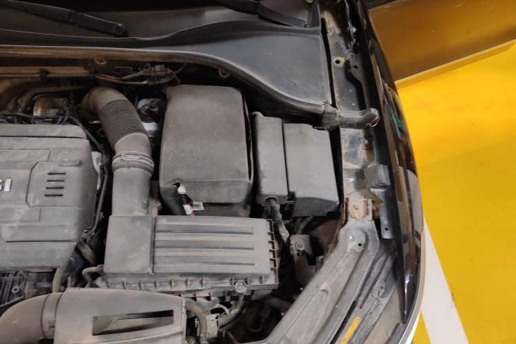 Used Volkswagen Passat 2017 330TSI DSG Luxury Edition Engine Bay Left