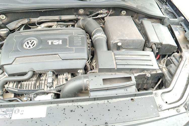Used Volkswagen Passat 2017 330TSI DSG Luxury Edition Engine Bay Left