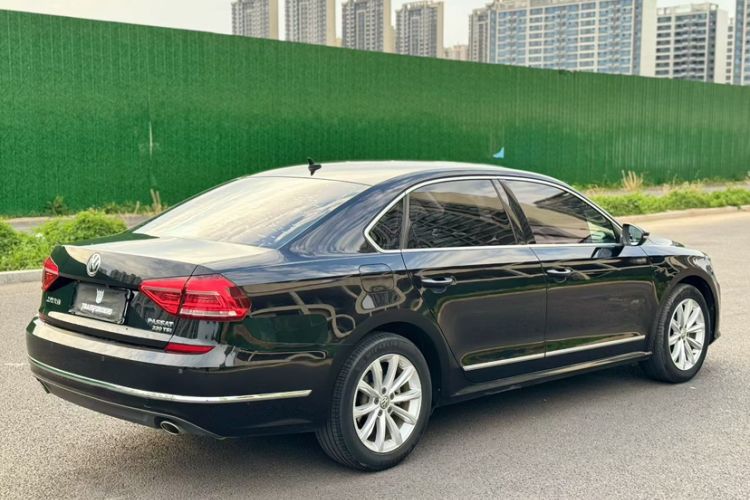Used Volkswagen Passat 2017 330TSI DSG Luxury Edition Exterior 3