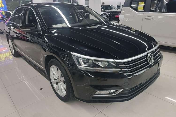 Used Volkswagen Passat 2017 330TSI DSG Luxury Edition Front Right 45 Deg