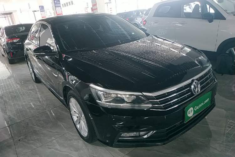 Used Volkswagen Passat 2017 330TSI DSG Luxury Edition Front Right 45 Deg