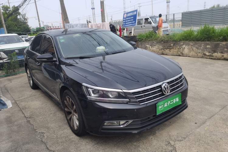 Used Volkswagen Passat 2017 280TSI DSG Luxury Edition Front Right 45 Deg