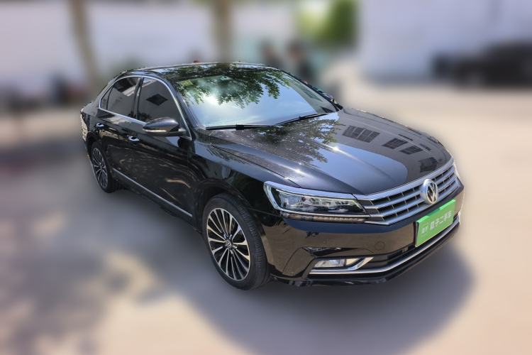 Used Volkswagen Passat 2017 330TSI DSG Luxury Edition Front Right 45 Deg