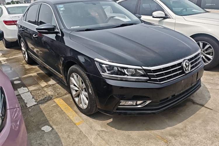 Used Volkswagen Passat 2017 330TSI DSG Luxury Edition Front Right 45 Deg