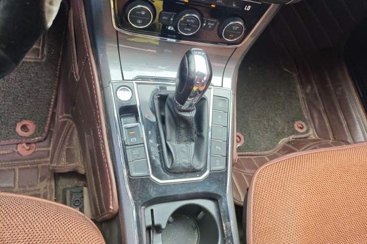 Used Volkswagen Passat 2017 330TSI DSG Luxury Edition Gear Lever
