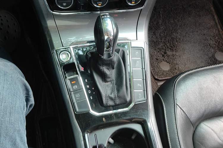 Used Volkswagen Passat 2017 330TSI DSG Luxury Edition Gear Lever