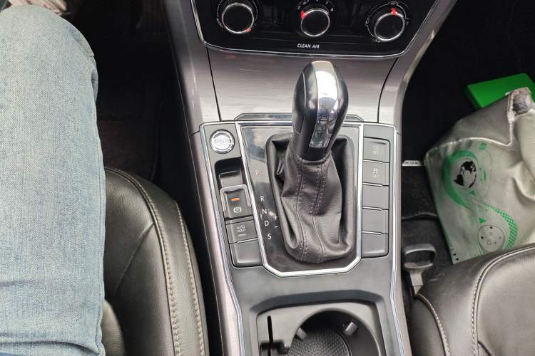Used Volkswagen Passat 2017 330TSI DSG Luxury Edition Gear Lever